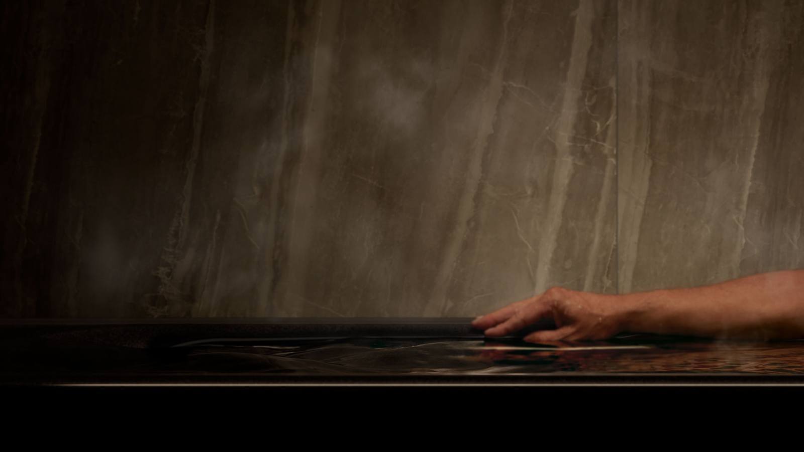 Smooth touch 光滑的觸感和厚重感。全身投入於最高峰的鑄鐵琺瑯浴缸中。