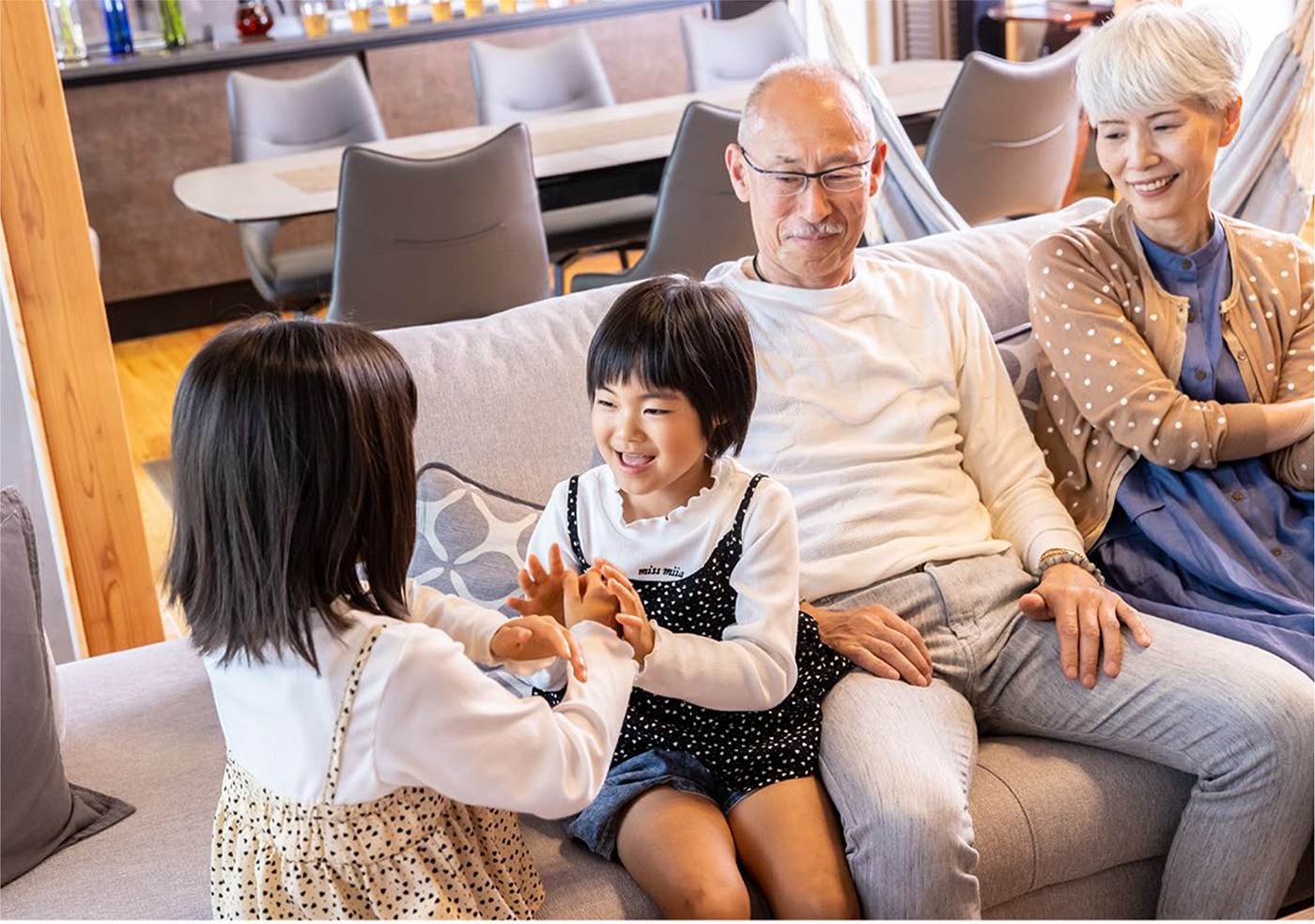 享受在時尚現代的家中 家人的放鬆時光